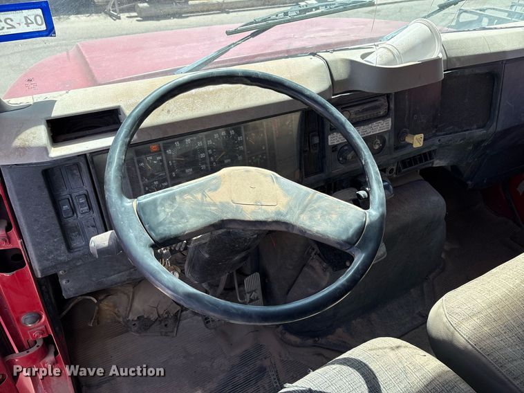 image for item EF3052 2001 International 4900 dump truck