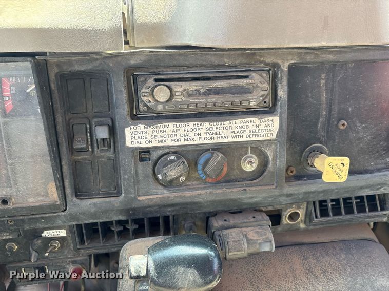 image for item EF3052 2001 International 4900 dump truck