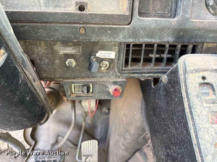 image for item EF3052 2001 International 4900 dump truck