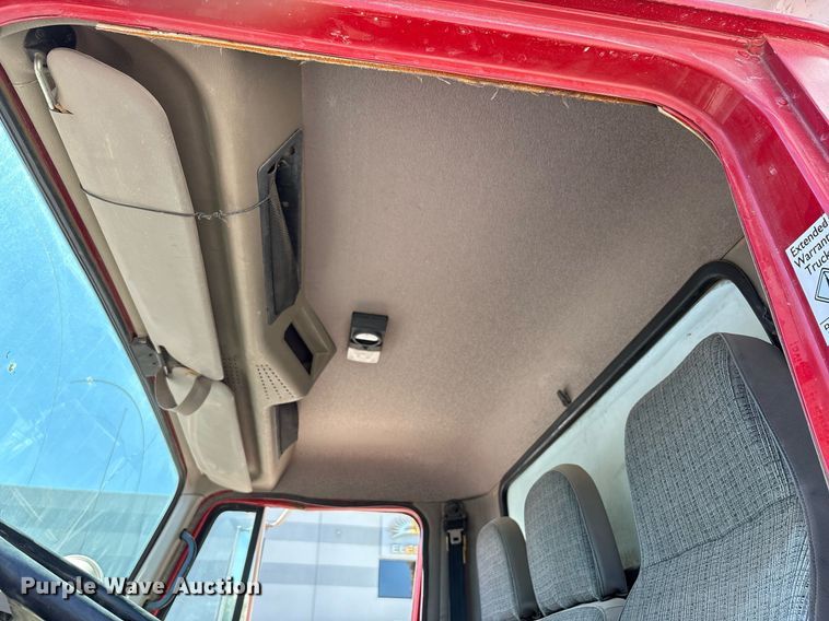 image for item EF3052 2001 International 4900 dump truck