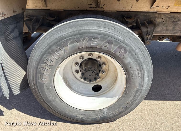 image for item EF3052 2001 International 4900 dump truck