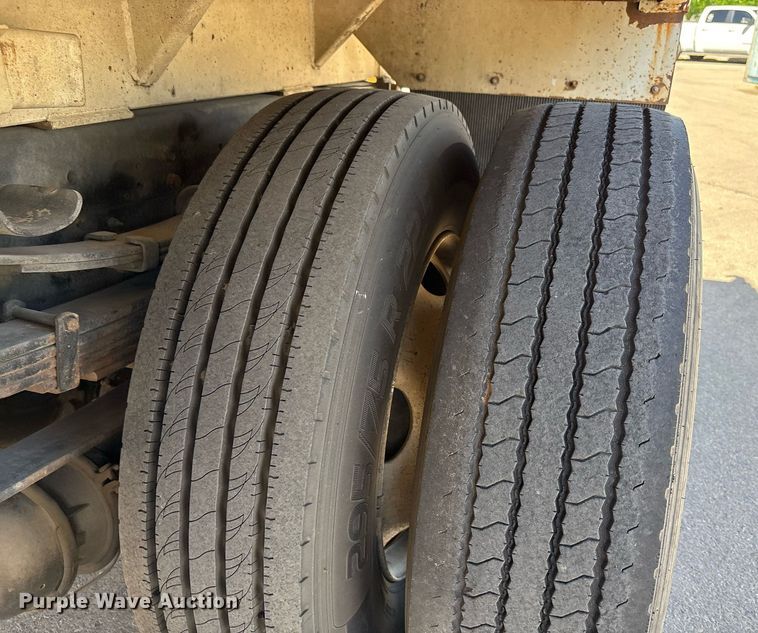 image for item EF3052 2001 International 4900 dump truck