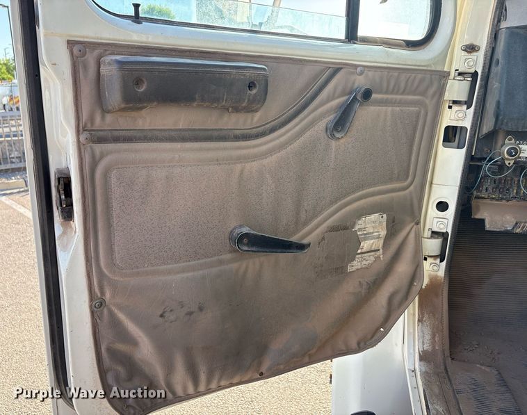 image for item EF3055 1999 International 4700 dump truck