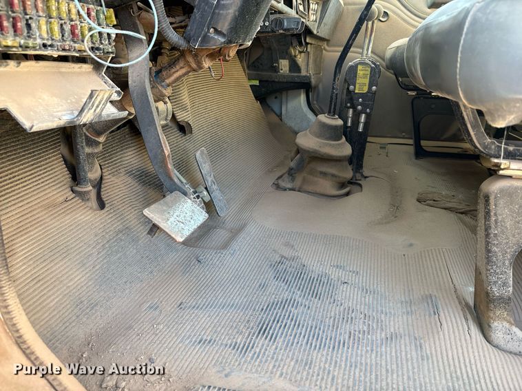 image for item EF3055 1999 International 4700 dump truck