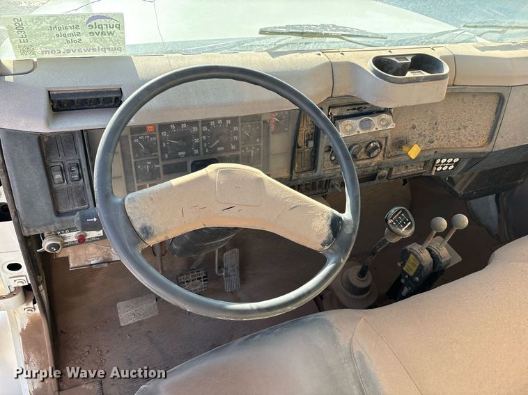 image for item EF3055 1999 International 4700 dump truck