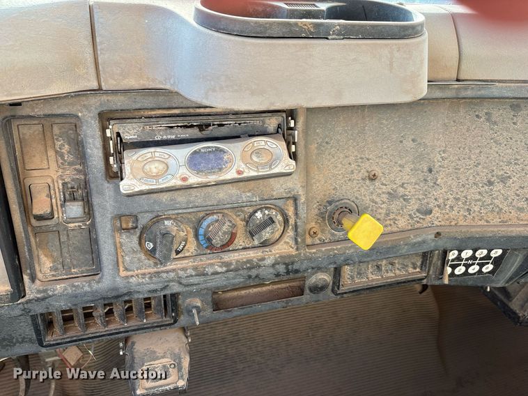 image for item EF3055 1999 International 4700 dump truck