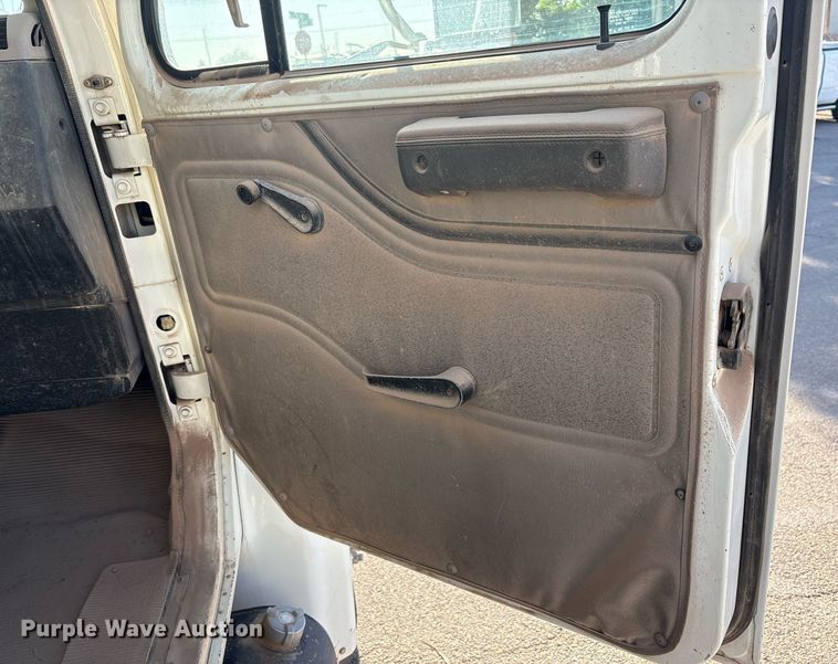 image for item EF3055 1999 International 4700 dump truck