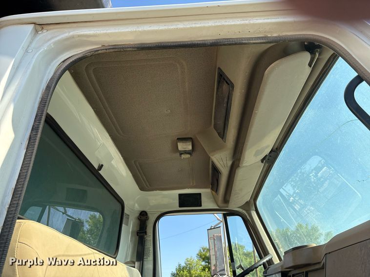 image for item EF3055 1999 International 4700 dump truck