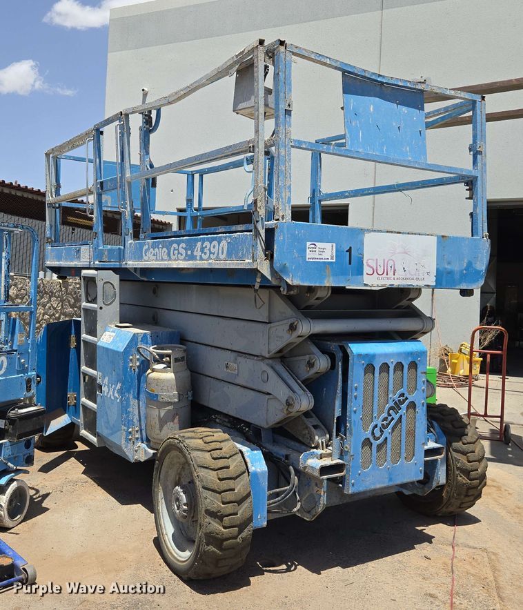 image for item EF3061 2002 Genie GS-4390 scissor lift