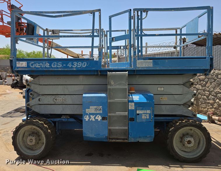 image for item EF3061 2002 Genie GS-4390 scissor lift