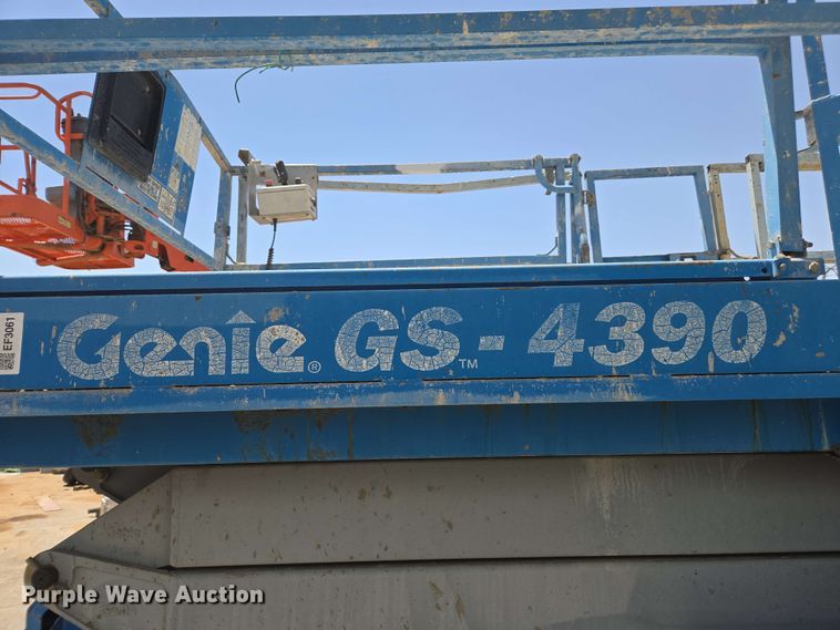 image for item EF3061 2002 Genie GS-4390 scissor lift