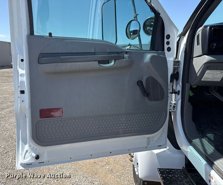 image for item EG5740 2005 Ford F650 Super Duty utility / service truck