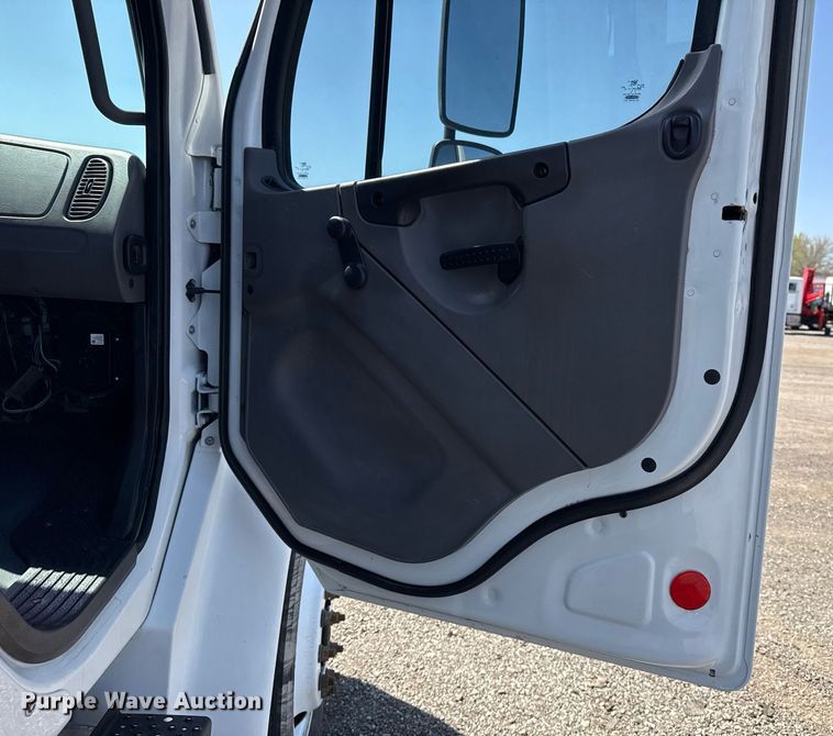 image for item EG5742 2005 Freightliner  Business Class M2 utility / service truck