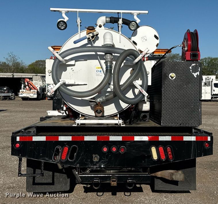 image for item EG5747 2011 Ford F550 Super Duty Crew Cab flatbed pickup truck