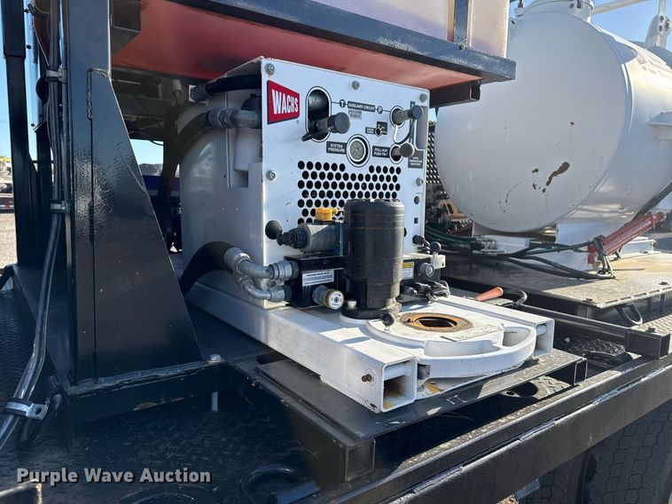 image for item EG5747 2011 Ford F550 Super Duty Crew Cab flatbed pickup truck