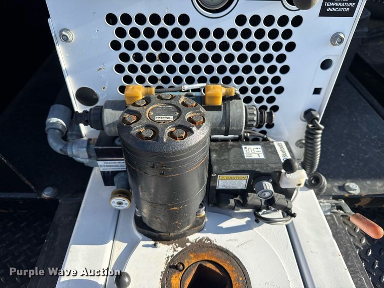 image for item EG5747 2011 Ford F550 Super Duty Crew Cab flatbed pickup truck