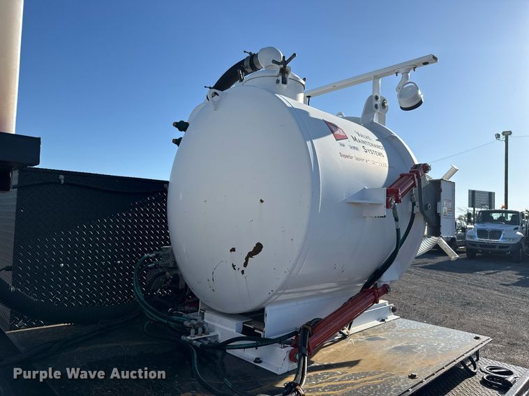 image for item EG5747 2011 Ford F550 Super Duty Crew Cab flatbed pickup truck