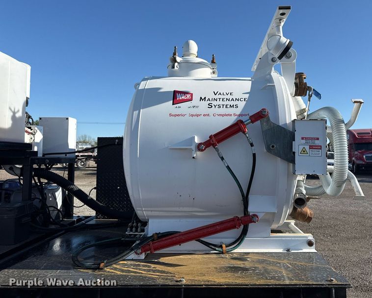 image for item EG5747 2011 Ford F550 Super Duty Crew Cab flatbed pickup truck