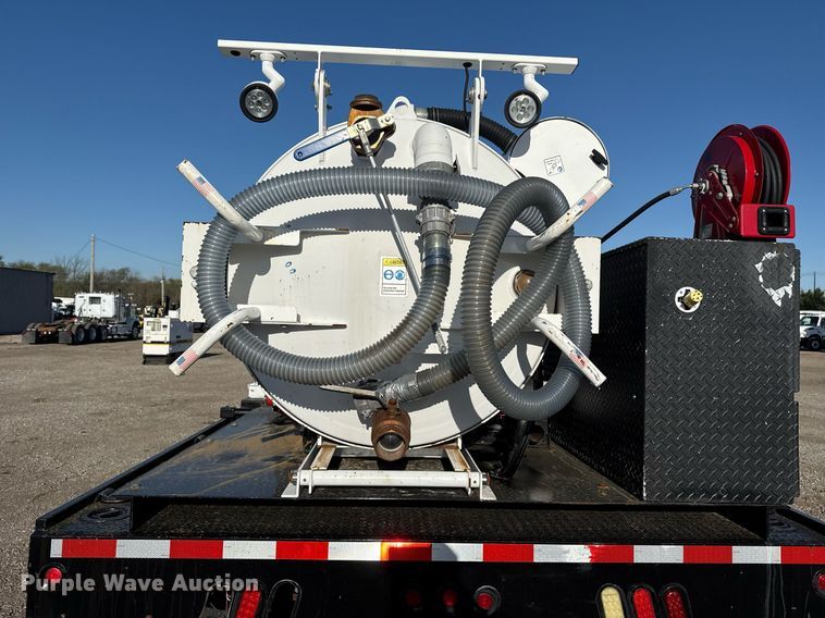 image for item EG5747 2011 Ford F550 Super Duty Crew Cab flatbed pickup truck