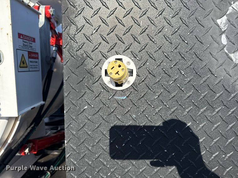 image for item EG5747 2011 Ford F550 Super Duty Crew Cab flatbed pickup truck