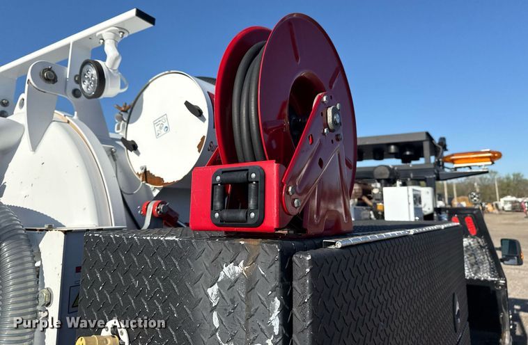 image for item EG5747 2011 Ford F550 Super Duty Crew Cab flatbed pickup truck