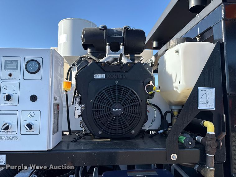 image for item EG5747 2011 Ford F550 Super Duty Crew Cab flatbed pickup truck