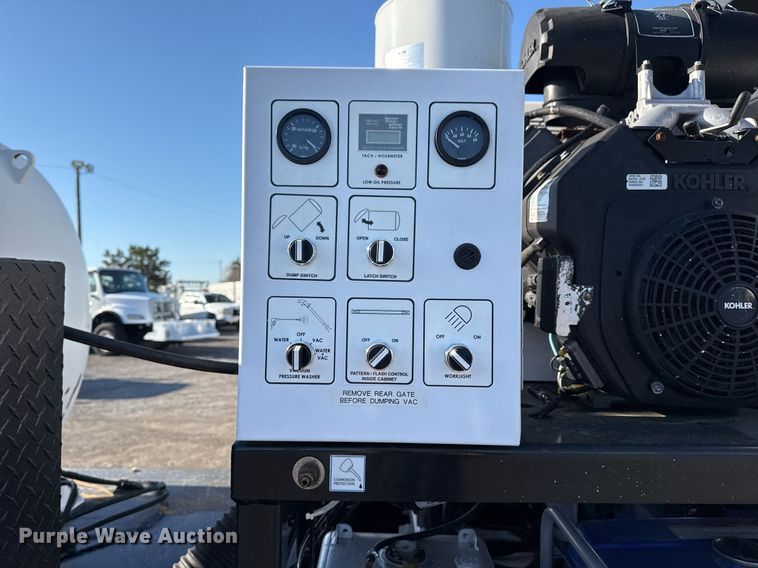 image for item EG5747 2011 Ford F550 Super Duty Crew Cab flatbed pickup truck