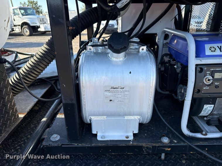 image for item EG5747 2011 Ford F550 Super Duty Crew Cab flatbed pickup truck