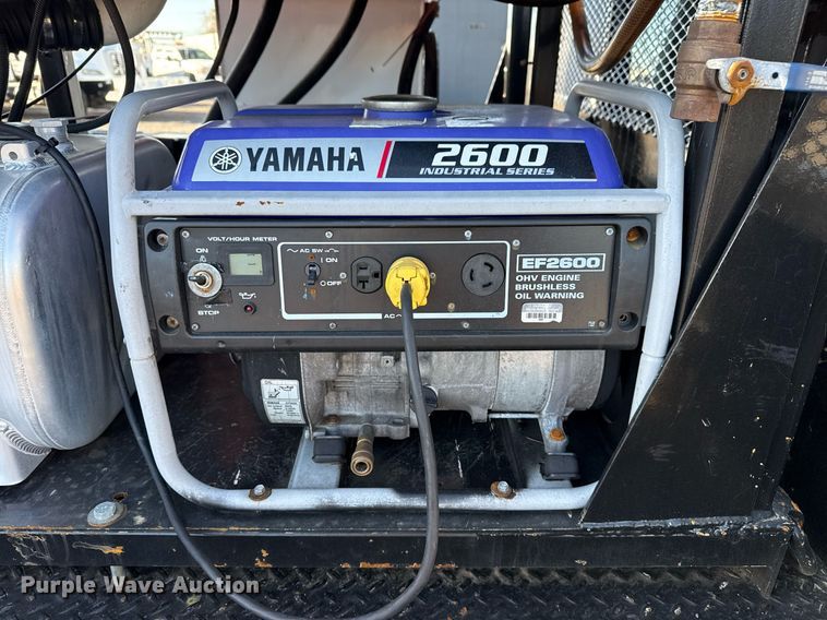 image for item EG5747 2011 Ford F550 Super Duty Crew Cab flatbed pickup truck