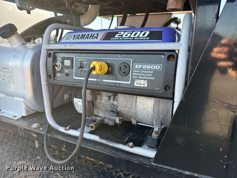 image for item EG5747 2011 Ford F550 Super Duty Crew Cab flatbed pickup truck