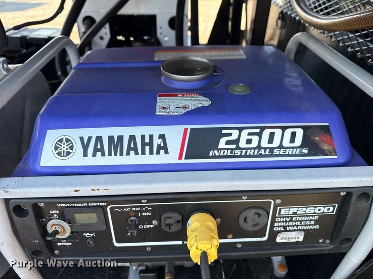 image for item EG5747 2011 Ford F550 Super Duty Crew Cab flatbed pickup truck