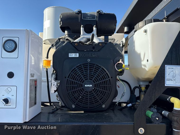 image for item EG5747 2011 Ford F550 Super Duty Crew Cab flatbed pickup truck