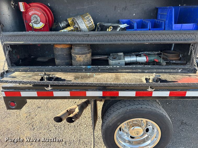 image for item EG5747 2011 Ford F550 Super Duty Crew Cab flatbed pickup truck