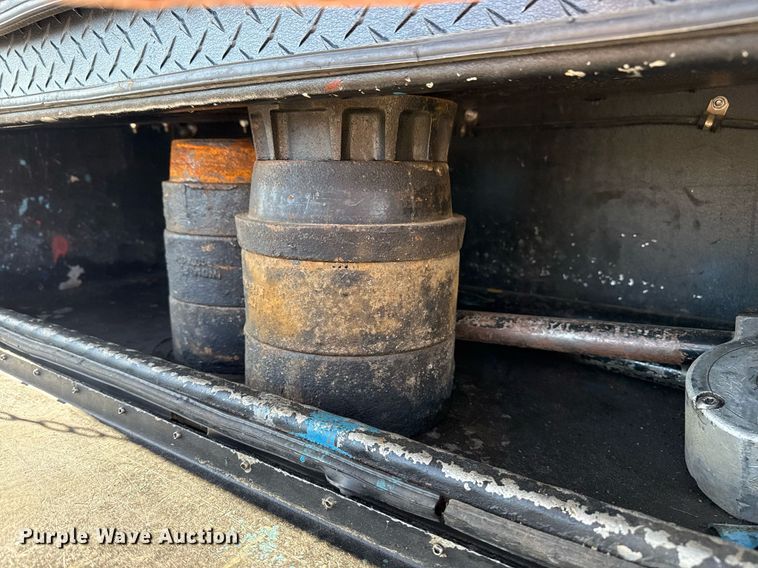 image for item EG5747 2011 Ford F550 Super Duty Crew Cab flatbed pickup truck