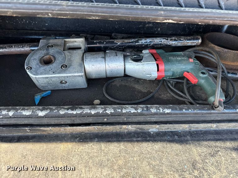 image for item EG5747 2011 Ford F550 Super Duty Crew Cab flatbed pickup truck