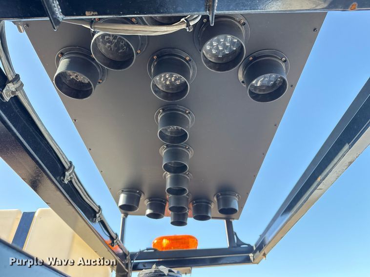 image for item EG5747 2011 Ford F550 Super Duty Crew Cab flatbed pickup truck