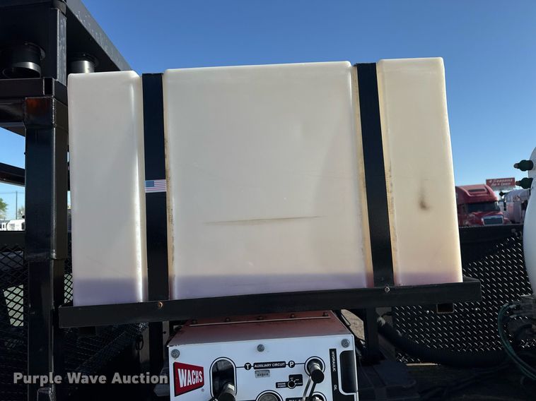 image for item EG5747 2011 Ford F550 Super Duty Crew Cab flatbed pickup truck