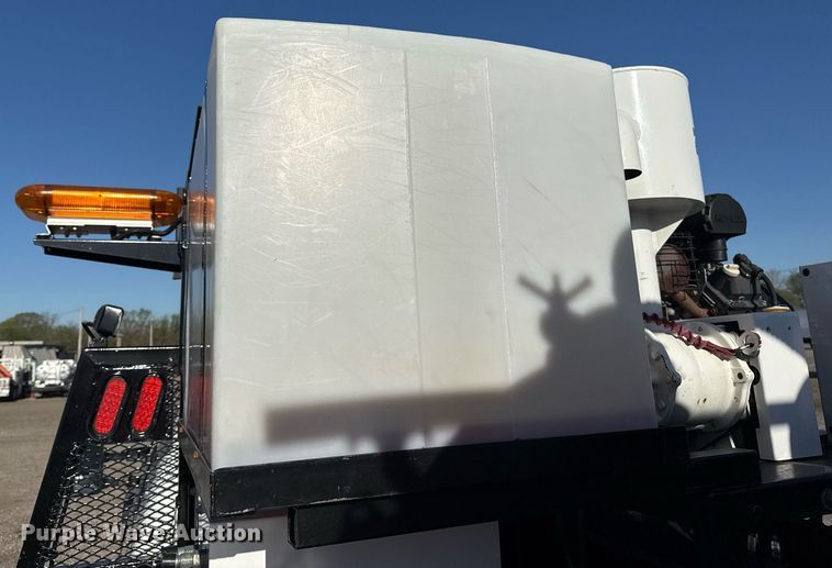 image for item EG5747 2011 Ford F550 Super Duty Crew Cab flatbed pickup truck