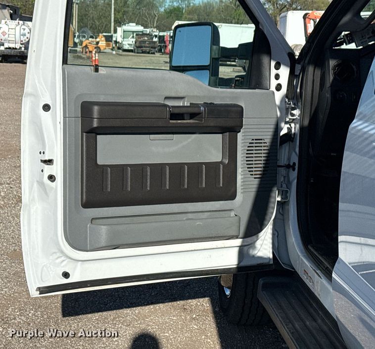 image for item EG5747 2011 Ford F550 Super Duty Crew Cab flatbed pickup truck