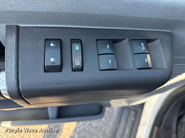 image for item EG5747 2011 Ford F550 Super Duty Crew Cab flatbed pickup truck