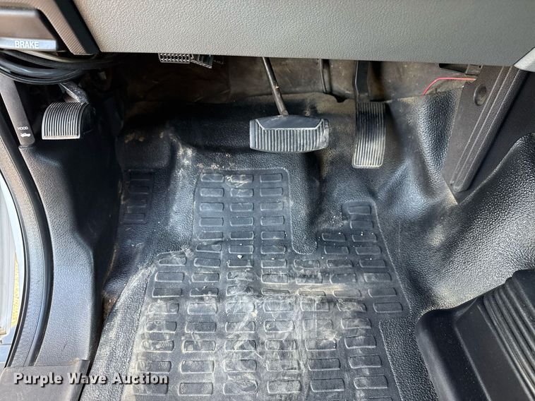 image for item EG5747 2011 Ford F550 Super Duty Crew Cab flatbed pickup truck