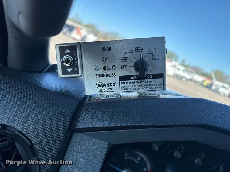 image for item EG5747 2011 Ford F550 Super Duty Crew Cab flatbed pickup truck