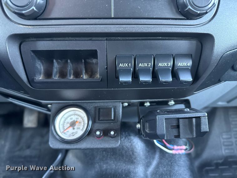 image for item EG5747 2011 Ford F550 Super Duty Crew Cab flatbed pickup truck