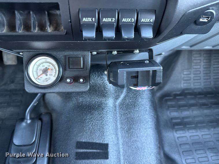 image for item EG5747 2011 Ford F550 Super Duty Crew Cab flatbed pickup truck