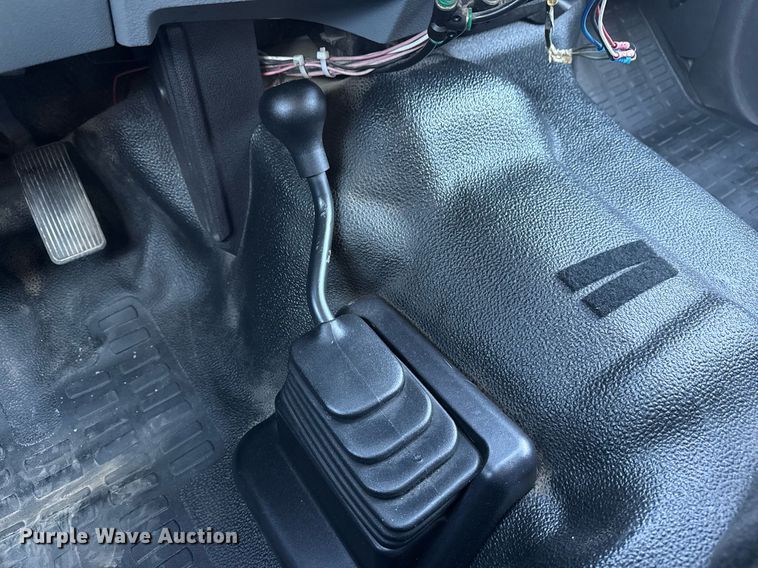 image for item EG5747 2011 Ford F550 Super Duty Crew Cab flatbed pickup truck