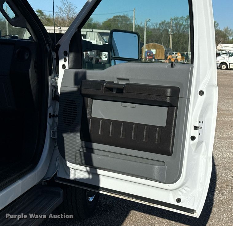 image for item EG5747 2011 Ford F550 Super Duty Crew Cab flatbed pickup truck