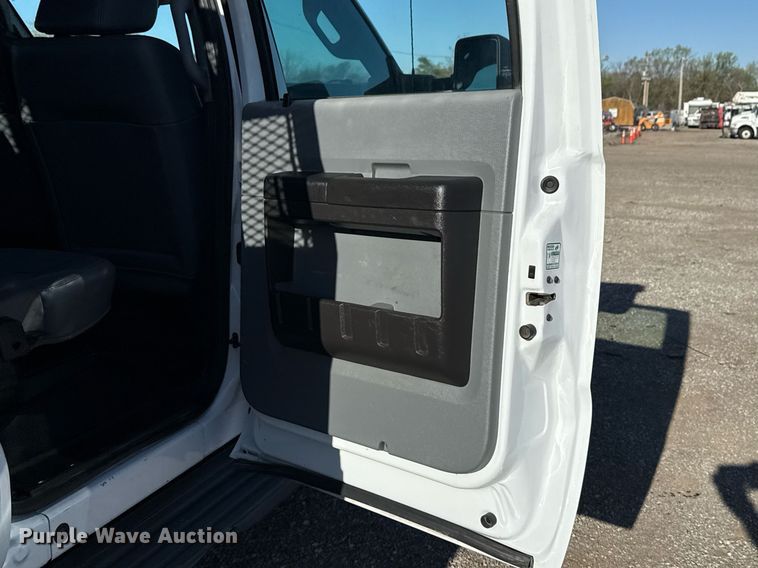 image for item EG5747 2011 Ford F550 Super Duty Crew Cab flatbed pickup truck