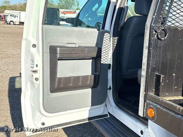 image for item EG5747 2011 Ford F550 Super Duty Crew Cab flatbed pickup truck