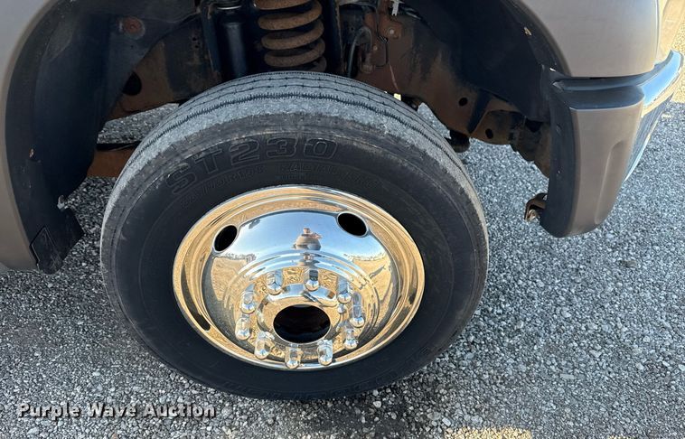 image for item EG5747 2011 Ford F550 Super Duty Crew Cab flatbed pickup truck