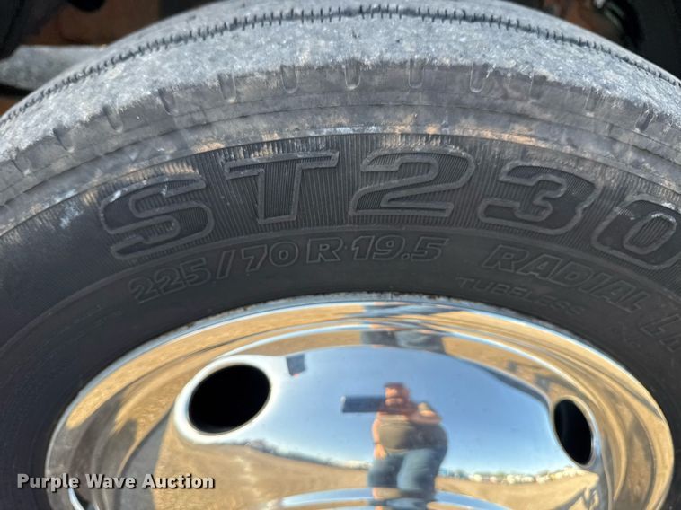 image for item EG5747 2011 Ford F550 Super Duty Crew Cab flatbed pickup truck